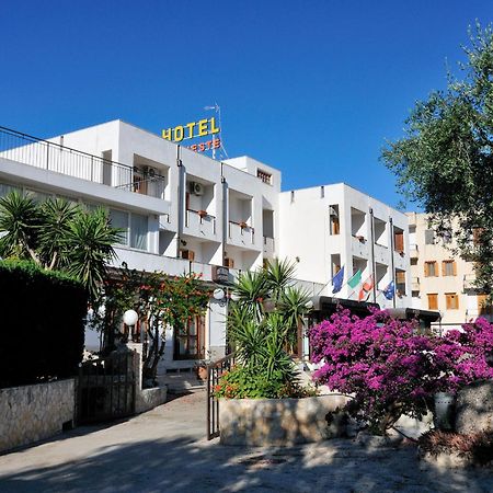 Hotel Apeneste Mattinata Exterior photo