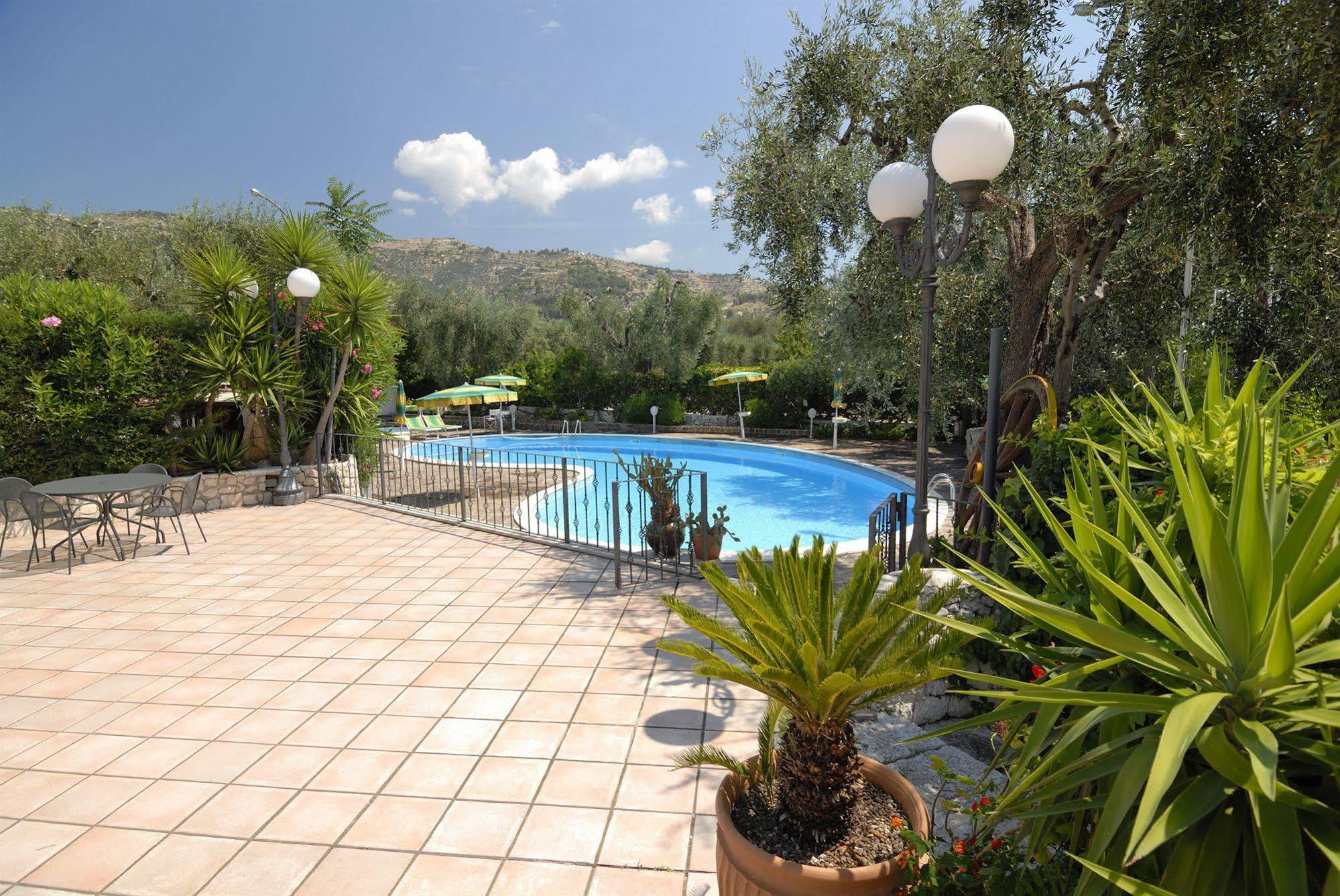 Hotel Apeneste Mattinata Exterior photo